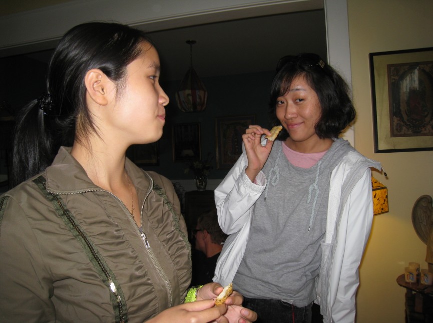 Dongni & GA are having their starters, both looking satisfied.