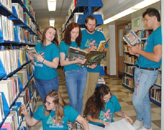 peer advisors in the library 