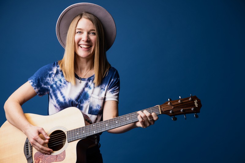 Denver-based singer and songwriter Darcy Nelson ’12