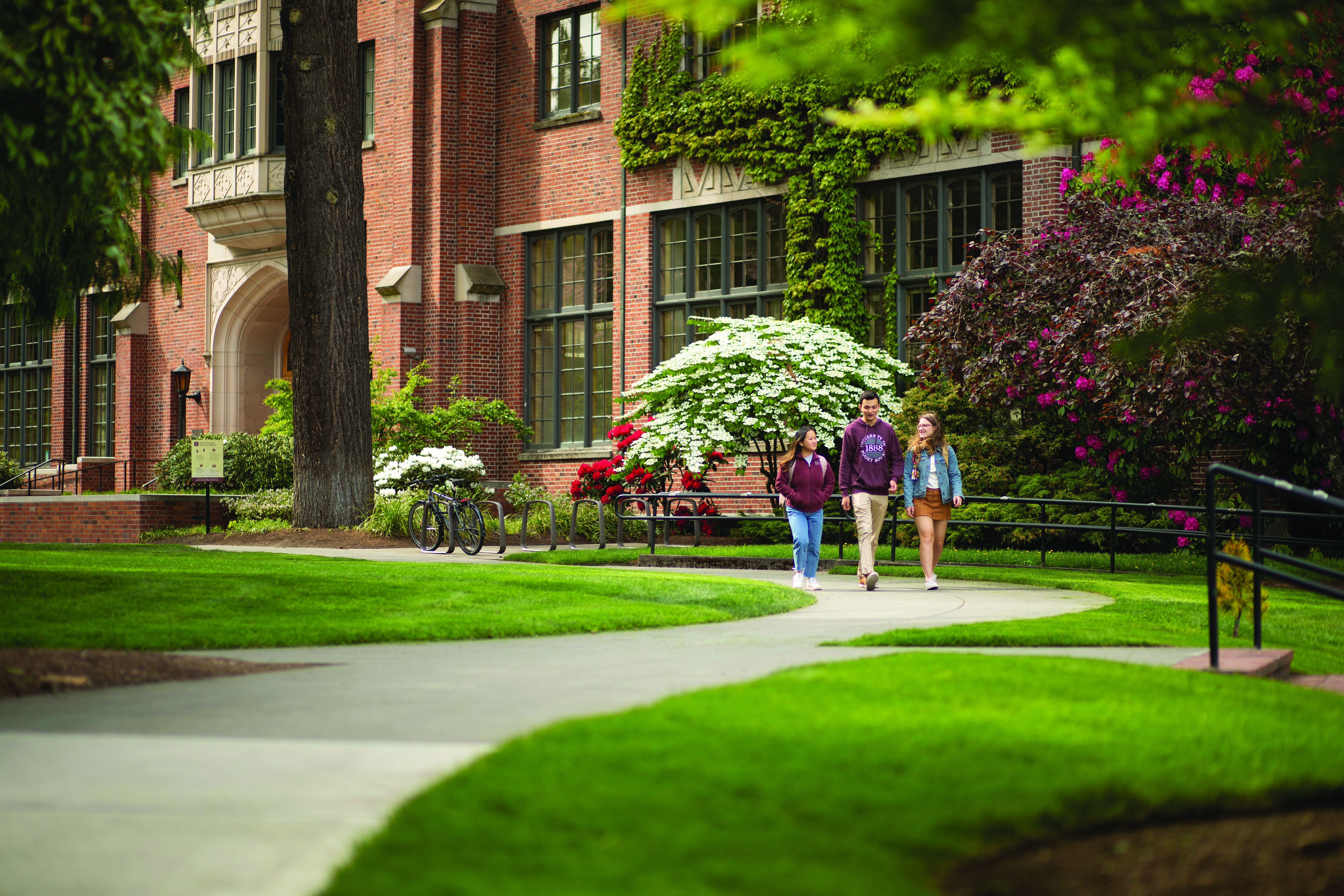 Students walking on the Puget Sound campus