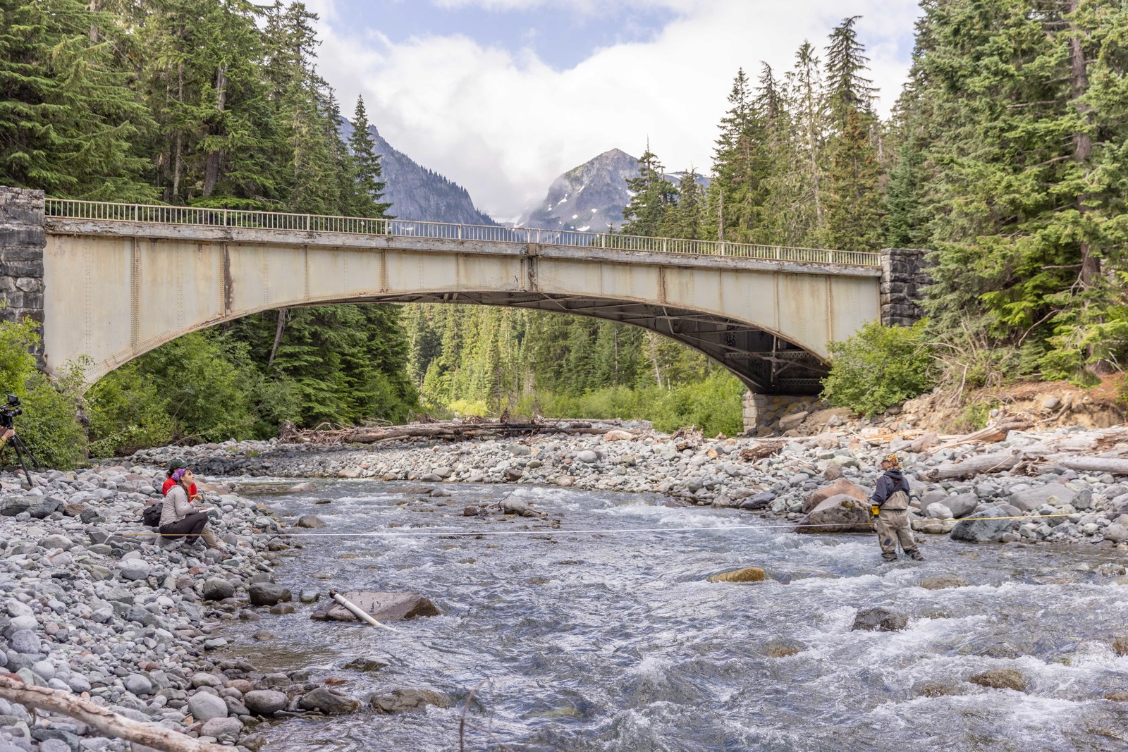 Paige Shinall ’25 and Gwen Lindberg ’25 record stream flow of Fryingpan Creek as a part of their internship at Mount Rainier National Park.