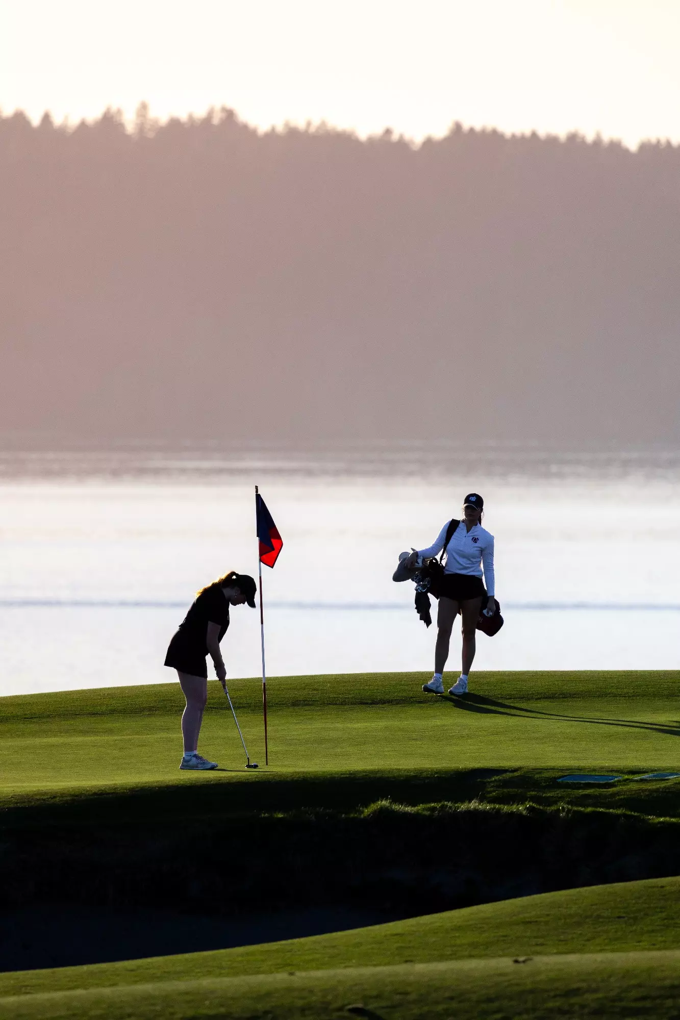 Kaila Bonawitz ’25 practices with the golf team at Chambers Bay.