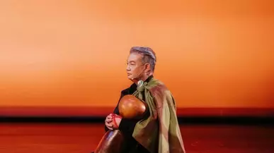 Michael Pili Pang ’84 performing hula on stage.