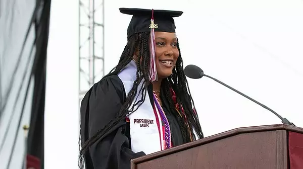 Kevoni Neely ’25 delivers the undergraduate student address at University of Puget Sound Commencement 2025.