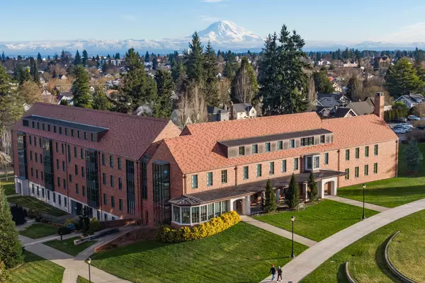 The University of Puget Sound campus sits in front of Mt Rainer. 