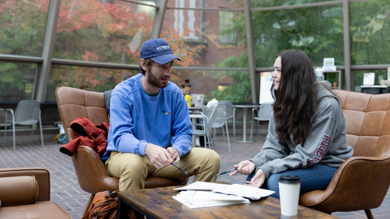 A peer advisor meets with their advisee in Oppenheimer Cafe.