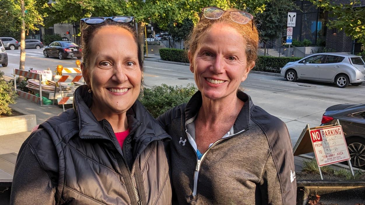 Karen Moore Sales ’92 (left) and Shannon Hughes ’92 in Seattle, just before the surgery in which Hughes gave Sales a portion of her liver.