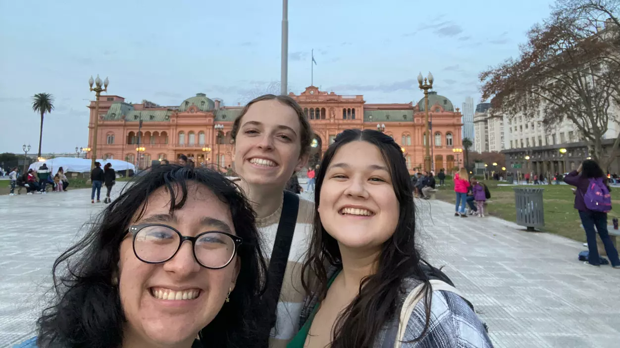 Angela Ronces-Cortes ’24 in front of the Casa Rosada in Buenos Aires, Argentina.