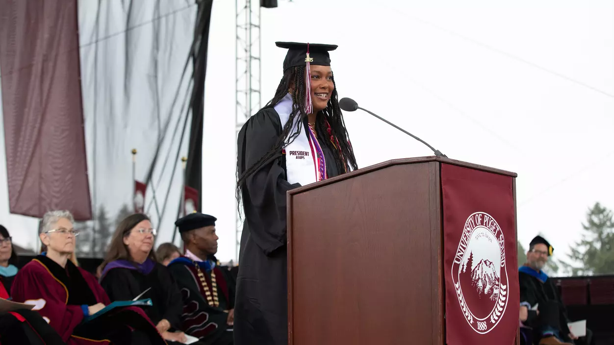 Kevoni Neely ’25 delivers the undergraduate student address at University of Puget Sound Commencement 2025.