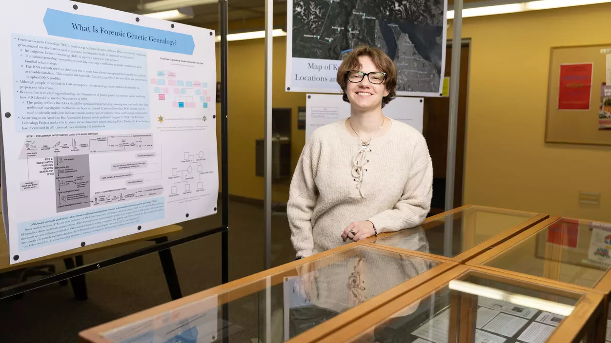 Cas Unruh ’28 in Collins Memorial Library.