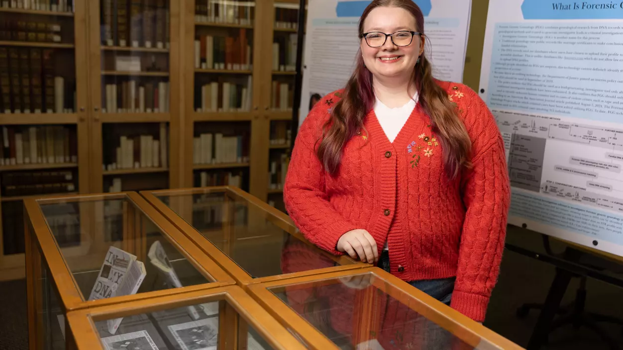 Anna Brown ’26 in Collins Memorial Library.