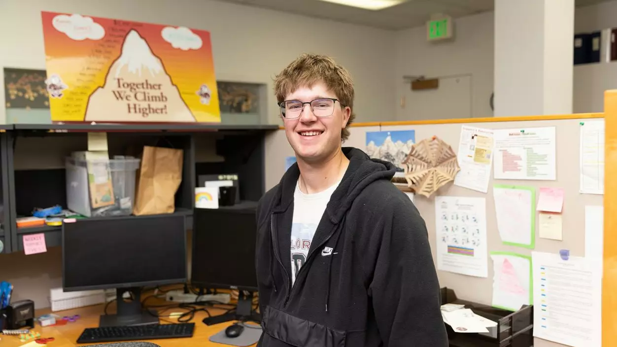 Ethan Rattie ’26 at his desk in the Student Philanthropy Center.