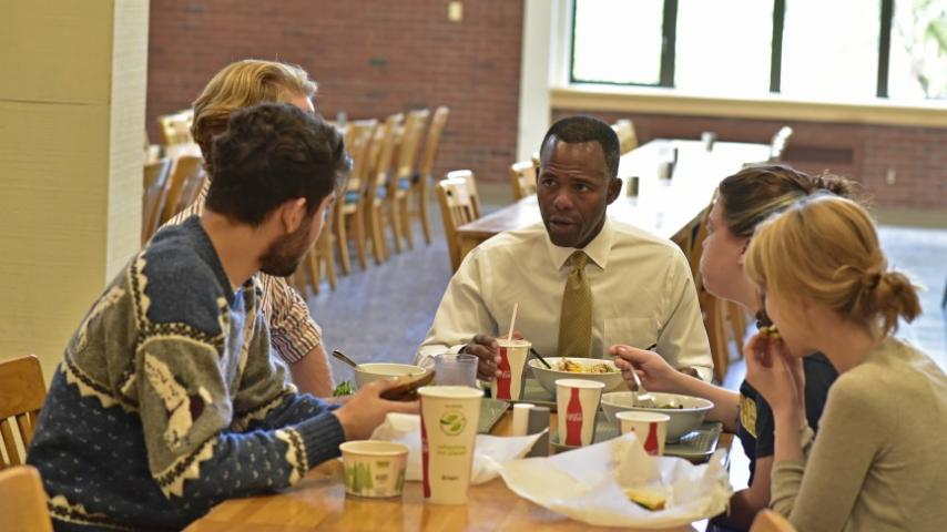  President Crawford meets with student leaders and ASUPS officers over lunch in Marshall Hall