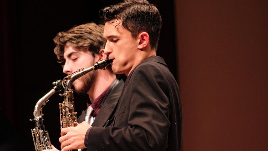 Two saxophonists 
