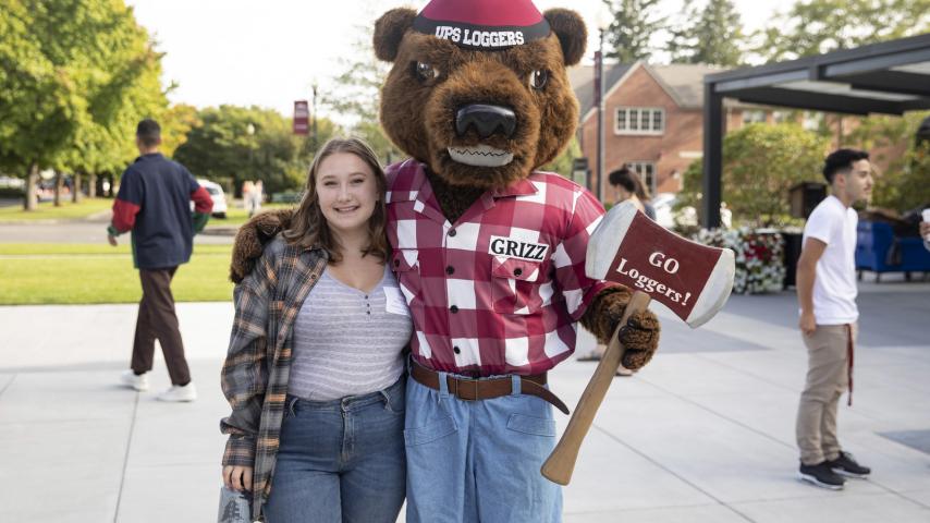 Student poses with Grizz