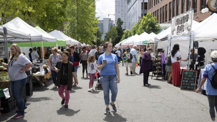 Claire Stephens ’21 looks for photo opportunities as the Tacoma Farmers Market social media and community engagement intern.