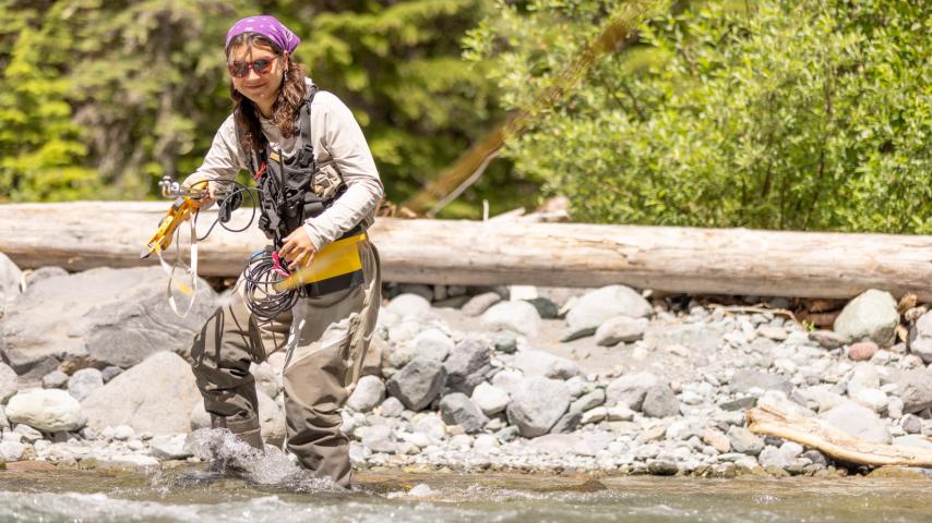 Gwen Lindberg ’25 measures stream flow in Mount Rainier National Park.
