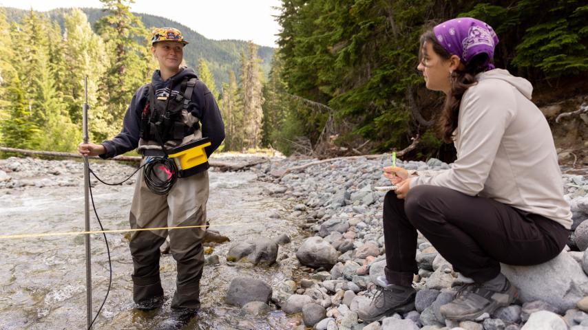 Paige Shinall ’25 and Gwen Lindberg ’25 record stream flow of Fryingpan Creek as a part of their internship at Mount Rainier National Park.