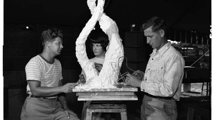 professor_kenn_glenn_in_sculpture_class_1950-2.jpg