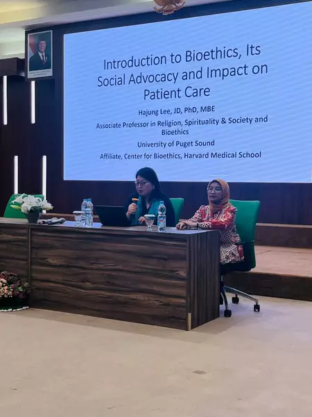 Prof. Hajung speaks into a microphone. 