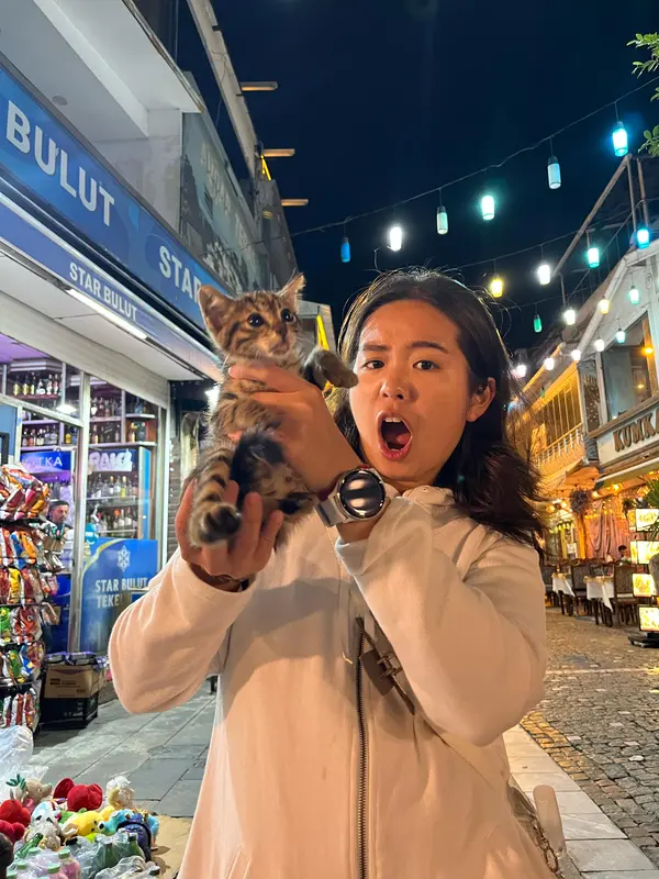 headshot of wendy holding a kitten